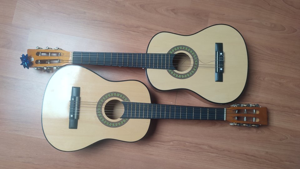 Guitarra Niñ@s de segunda mano · Foto 1 de 5 · Madrid · 15 €