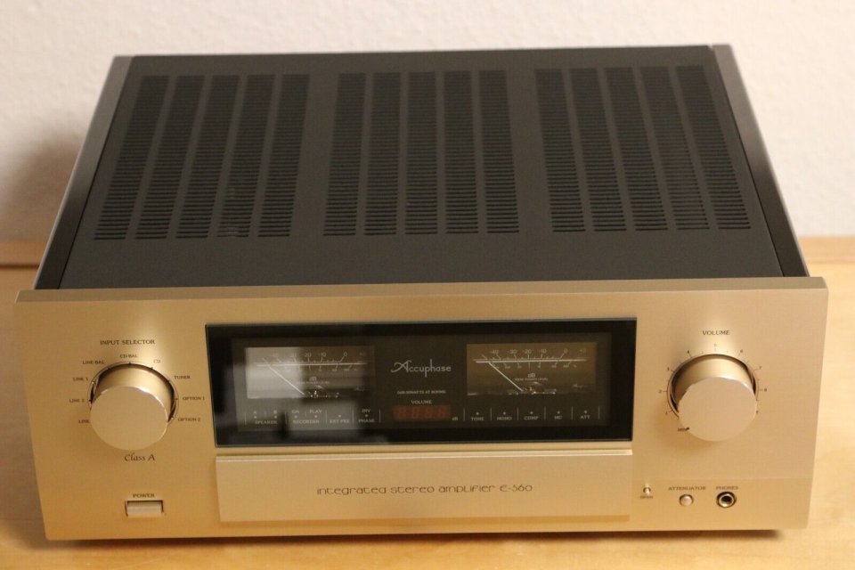Amplificador de alta gama Accuphase E-560 de 2013, como nuevo, con embalaje original de segunda mano · Foto 2 de 5 · Valencia · 2200 €