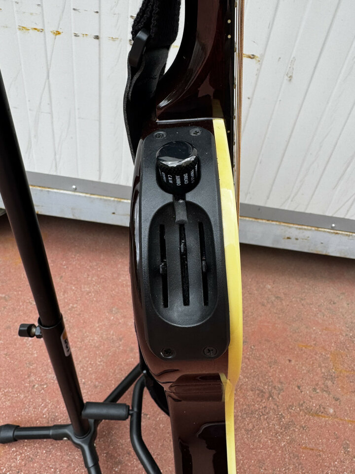 Guitarra Acústica Line6 de segunda mano · Foto 3 de 8 · Sevilla · 1000 €