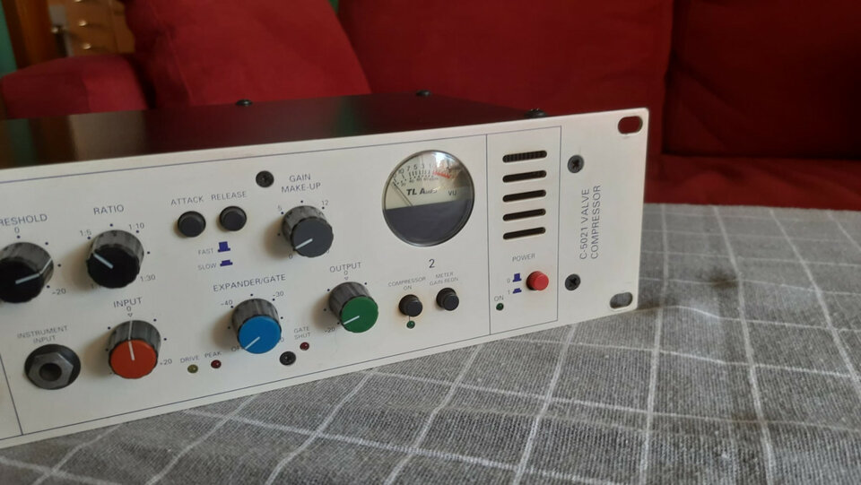 Focusrite ISA428, TLAudio 5021 y un par de micros