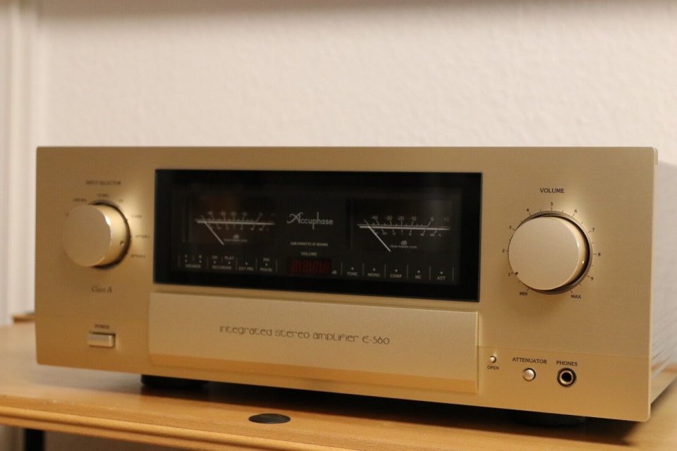 Amplificador de alta gama Accuphase E-560 de 2013, como nuevo, con embalaje original de segunda mano · Foto 3 de 5 · Valencia · 2200 €