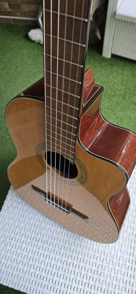 Guitarra Española Electrificada de segunda mano · Foto 2 de 8 · Madrid · 99 €