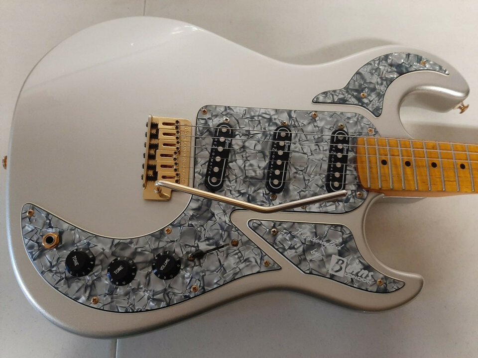 Vendo guitarra strato  Burns de luxe perfecta