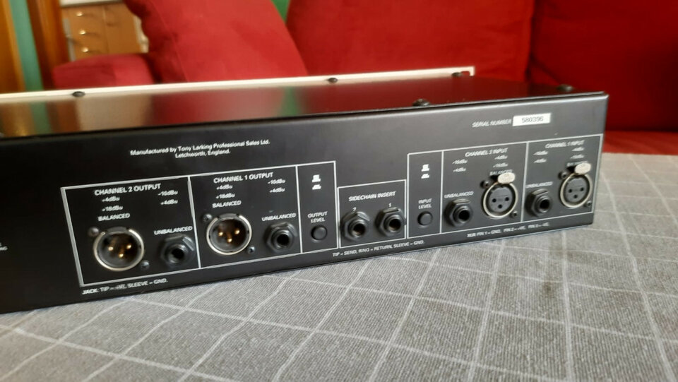 Focusrite ISA428, TLAudio 5021 y un par de micros