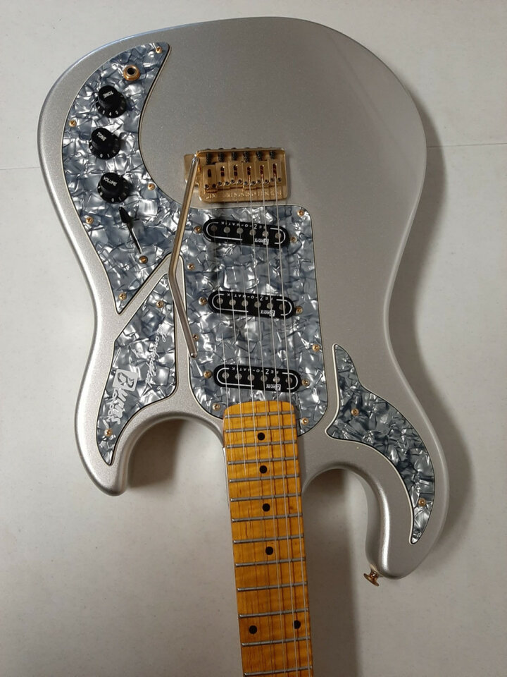 Vendo guitarra strato  Burns de luxe perfecta