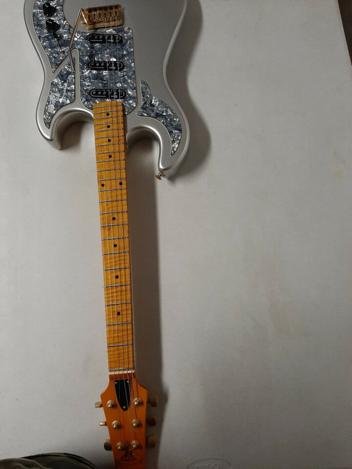 Vendo guitarra strato  Burns de luxe perfecta