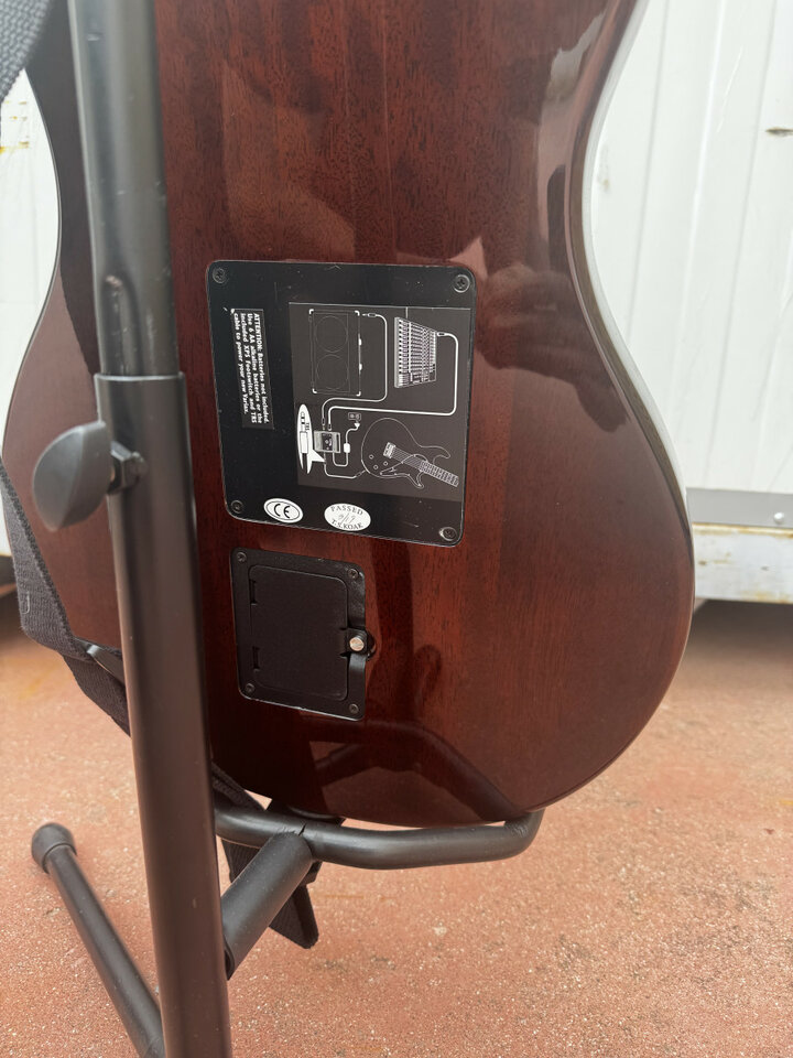 Guitarra Acústica Line6 de segunda mano · Foto 6 de 8 · Sevilla · 1000 €