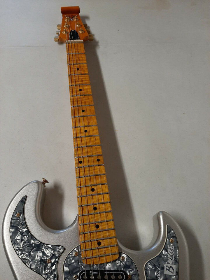 Vendo guitarra strato  Burns de luxe perfecta
