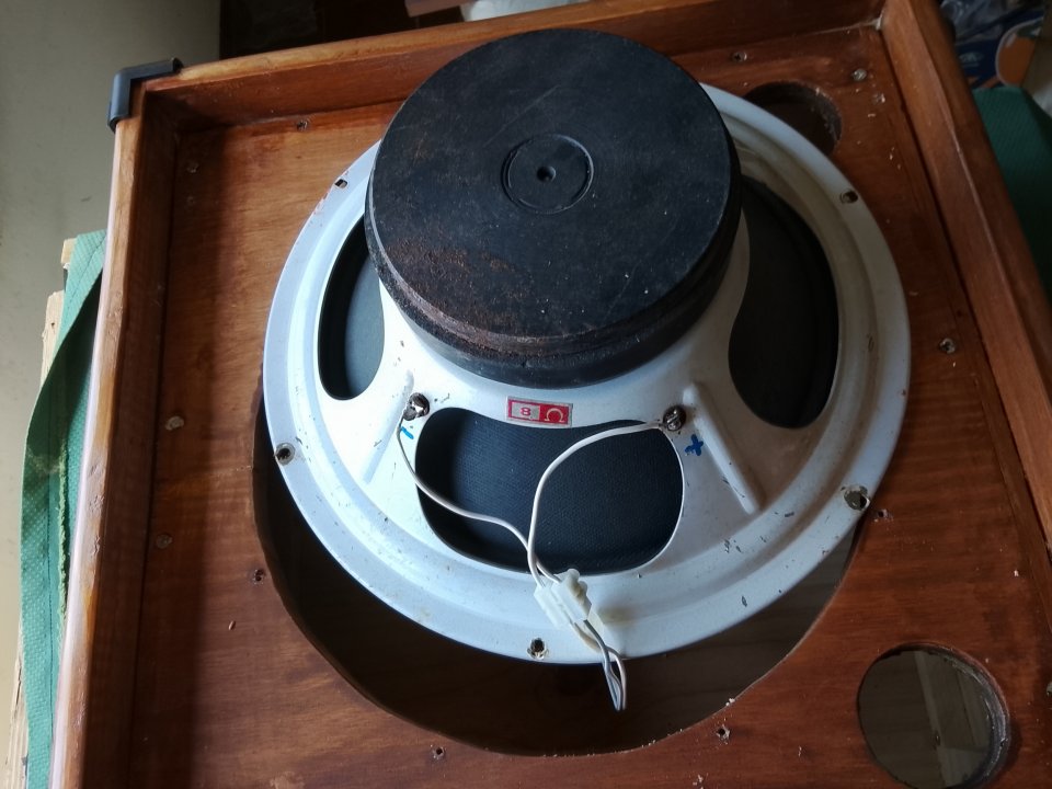 Pantalla artesanal 1x12 en madera de Abeto Finlandés 18mm.con altavoz Vintage de los 60/70 de segunda mano · Foto 2 de 10 · Cáceres · 100 €