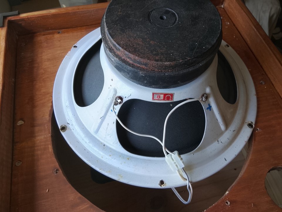 Pantalla artesanal 1x12 en madera de Abeto Finlandés 18mm.con altavoz Vintage de los 60/70 de segunda mano · Foto 3 de 10 · Cáceres · 100 €