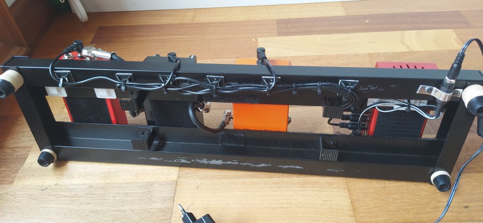 Pedales + fuente alimentación de segunda mano · Foto 3 de 4 · Pontevedra · 140 €