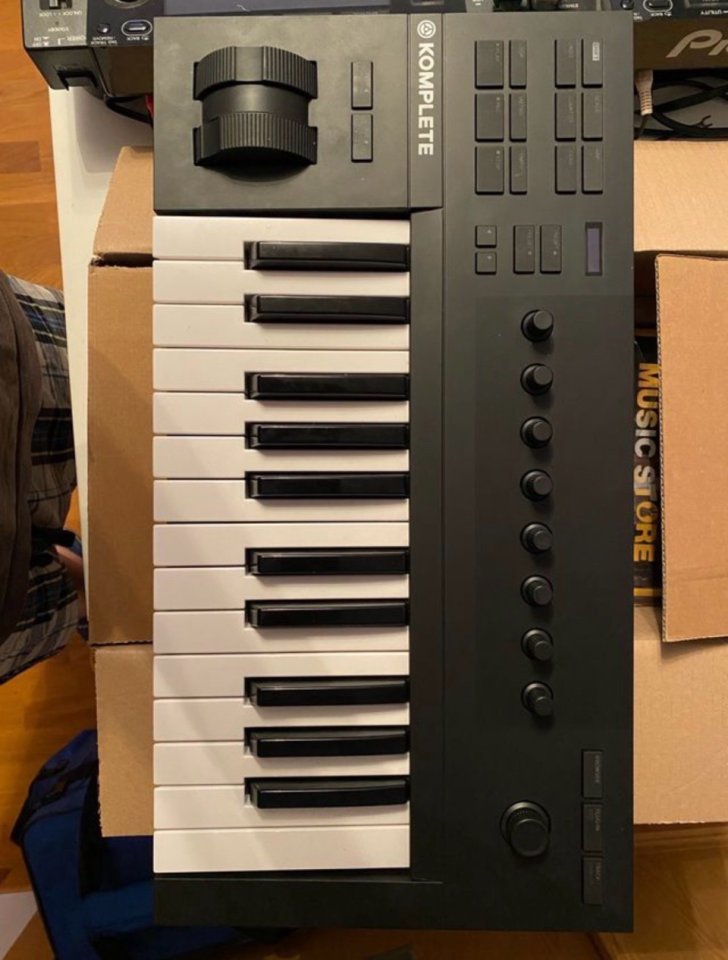 Native Instruments Komplete Kontrol A25 de segunda mano · Pontevedra · 100 €