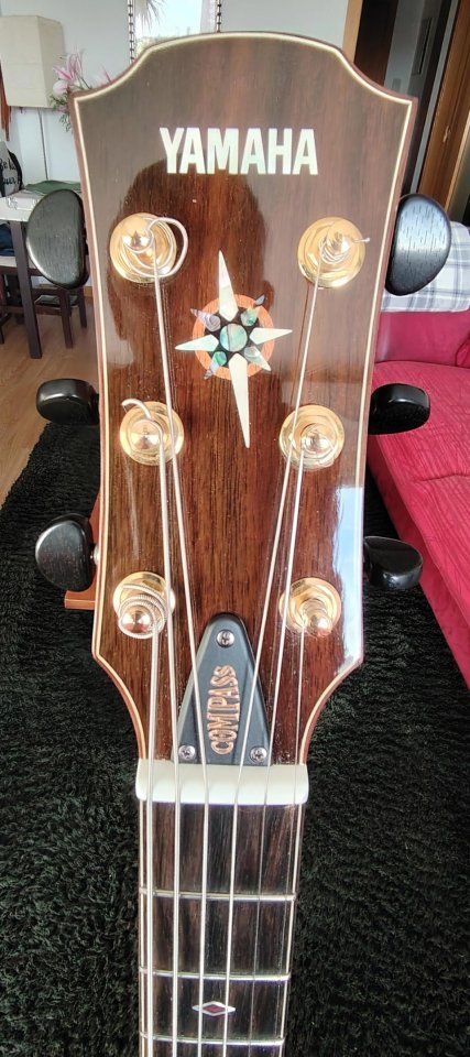 Guitarra electroacustica Yamaha CPX 1200 VS.