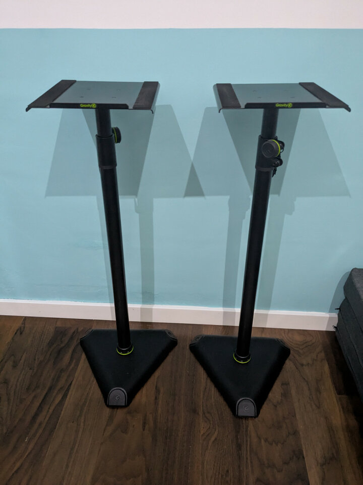 Pies de monitor Gravity SP 3202