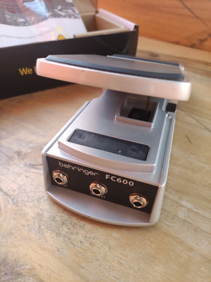 Pedal Behringer FC600 Volumen/Expresión de segunda mano · Foto 4 de 7 · Bizkaia · 30 €