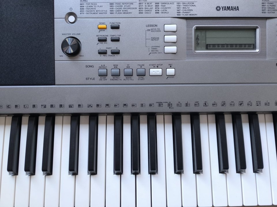 YAMAHA Digital Keyboard E353