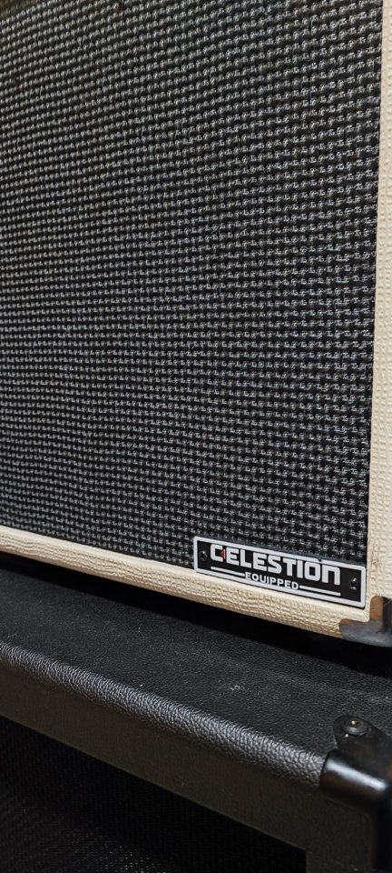 Vendo pantalla Harley Benton G110  Celestion