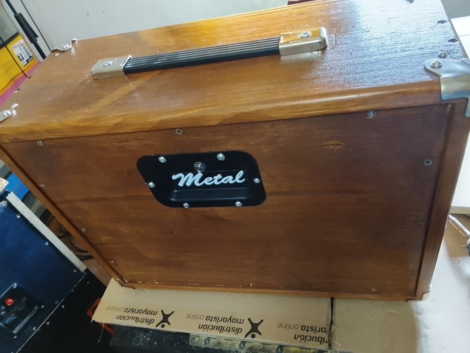 Pantalla artesanal 1x12 en madera de Abeto Finlandés 18mm.con altavoz Vintage de los 60/70 de segunda mano · Foto 8 de 10 · Cáceres · 100 €
