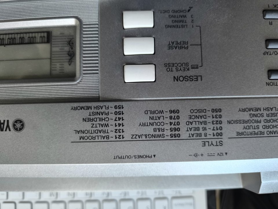 YAMAHA Digital Keyboard E353