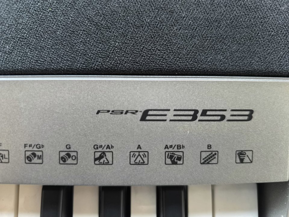 YAMAHA Digital Keyboard E353