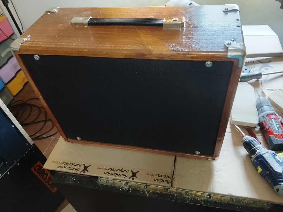 Pantalla artesanal 1x12 en madera de Abeto Finlandés 18mm.con altavoz Vintage de los 60/70 de segunda mano · Foto 10 de 10 · Cáceres · 100 €