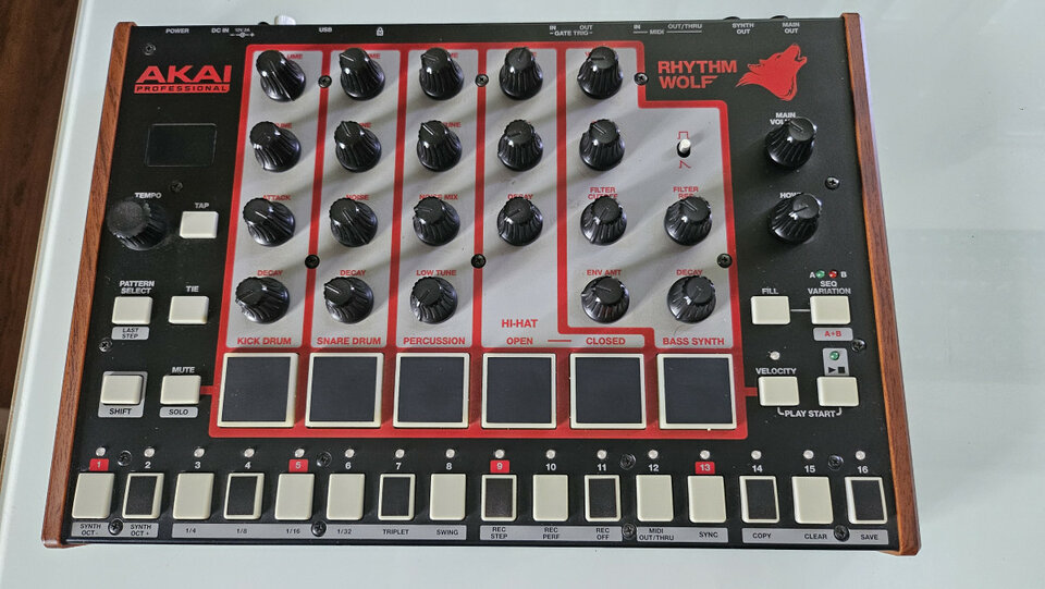 Akai Wolf, Caja de ritmos de 5 partes mas una de Sintetizador