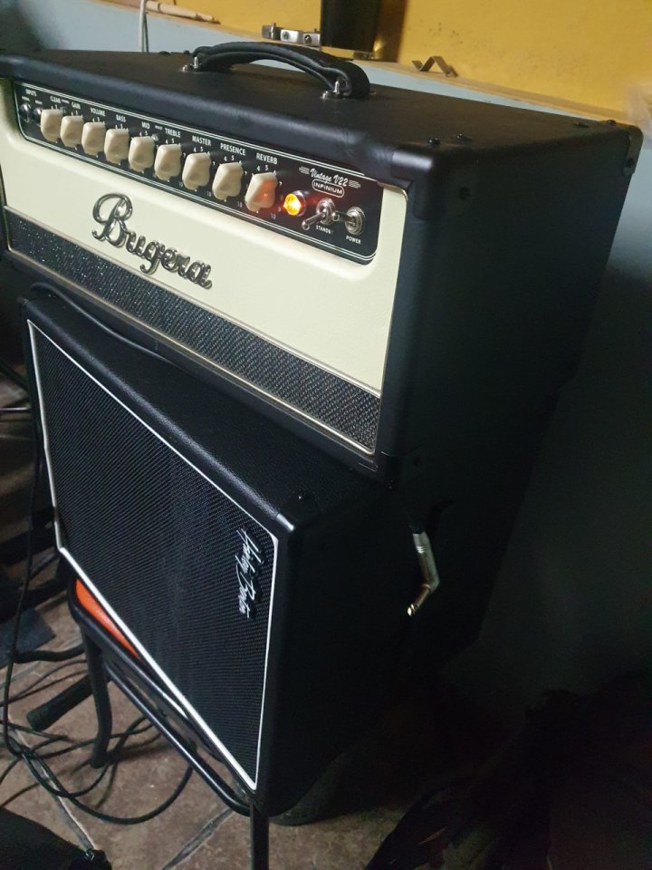 Buguera v22 infimum cabezal a válvulas y/o pantalla 1x12 celestion vintage