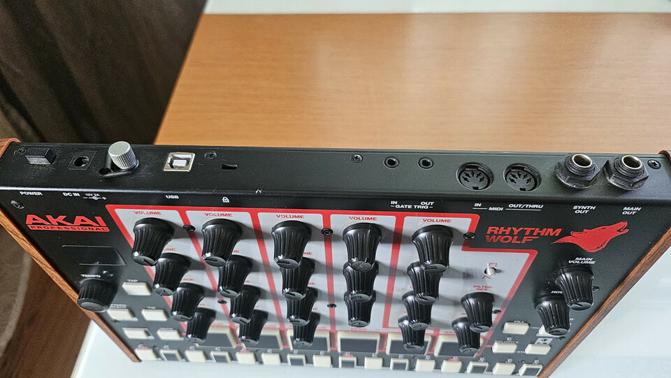 Akai Wolf, Caja de ritmos de 5 partes mas una de Sintetizador