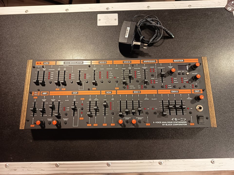 Black Corporation ISE-NIN (Roland Jupiter 8) de segunda mano · Foto 1 de 4 · Barcelona · 3550 €