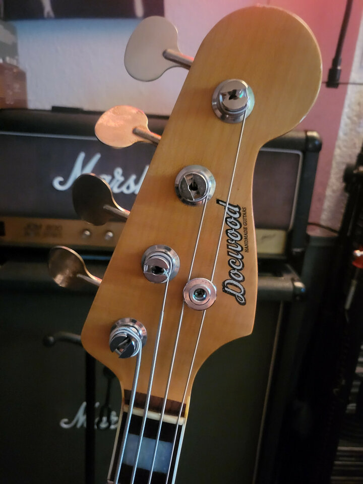 Bajo de alta gama italiano Docuood