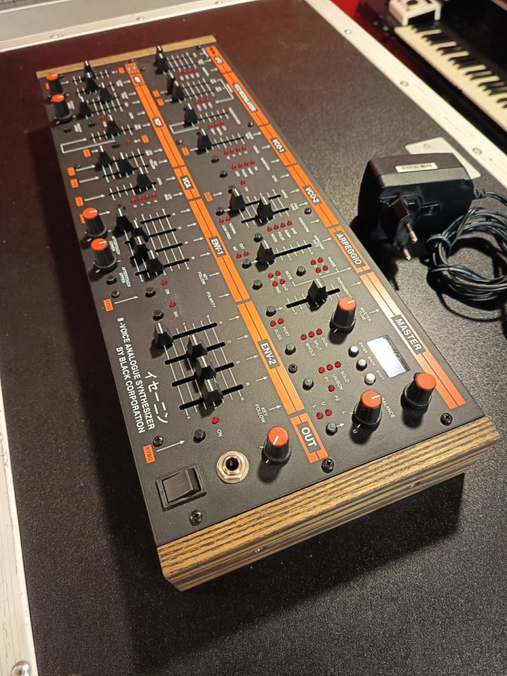 Black Corporation ISE-NIN (Roland Jupiter 8) de segunda mano · Foto 3 de 4 · Barcelona · 3550 €