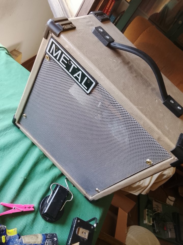 Pantalla artesanal 1x12 en tolex ( de muy reducidas dimensiones) de segunda mano · Foto 1 de 10 · Cáceres · 65 €