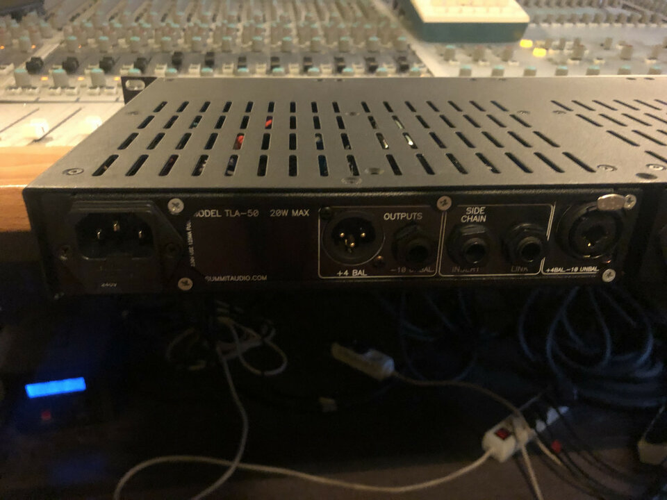 2 Summit TLA50 con adaptador de Rack