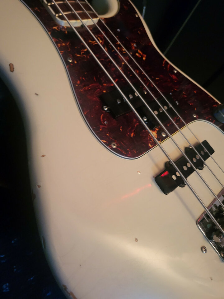 Bajo de alta gama italiano Docuood