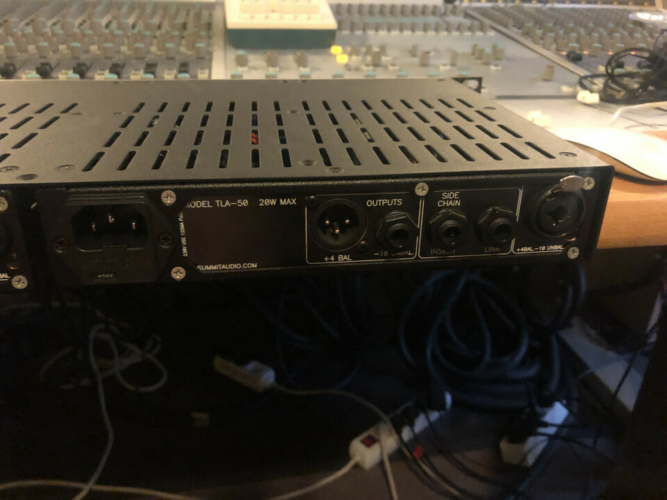 2 Summit TLA50 con adaptador de Rack