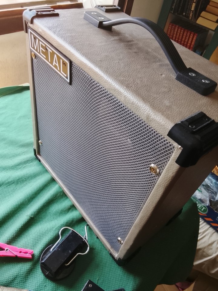 Pantalla artesanal 1x12 en tolex ( de muy reducidas dimensiones) de segunda mano · Foto 8 de 10 · Cáceres · 65 €