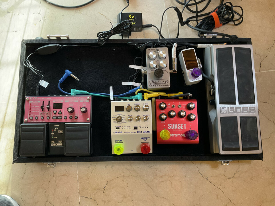 Vendo pedales y estuche