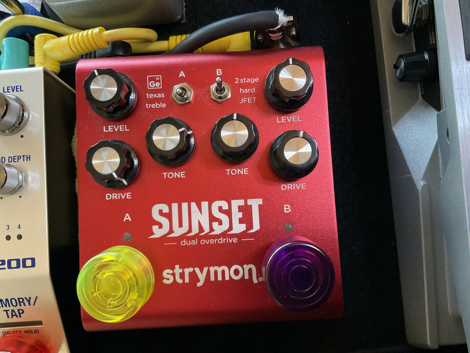 Vendo pedales y estuche