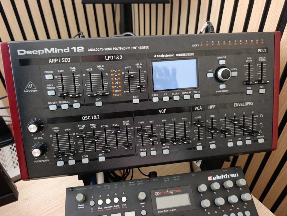 Behringer deepmind 12 Desktop de segunda mano · Foto 1 de 8 · Valencia · 450 €