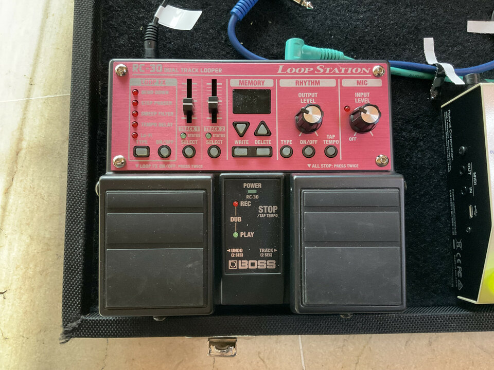 Vendo pedales y estuche