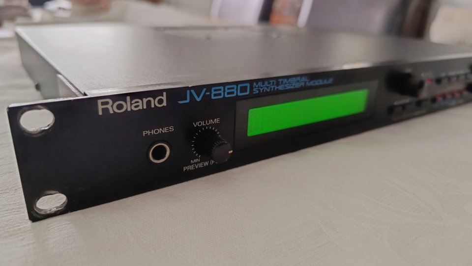 Roland JV-880 + SR-JV "Vintage Synth" expansion