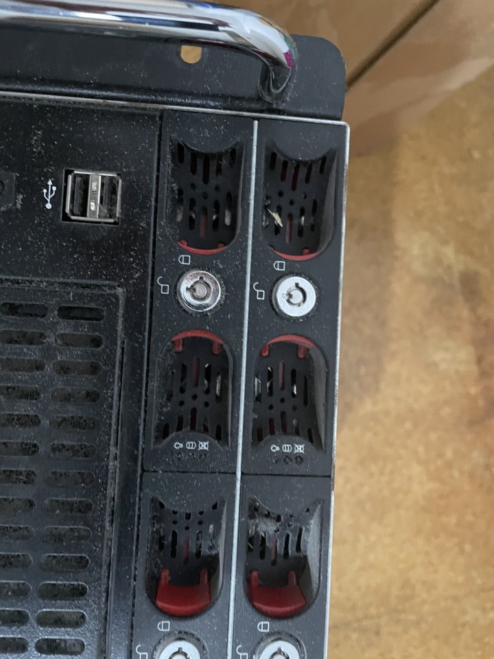 NAS Arraid de 40 Terabytes en 8 Discos Duros