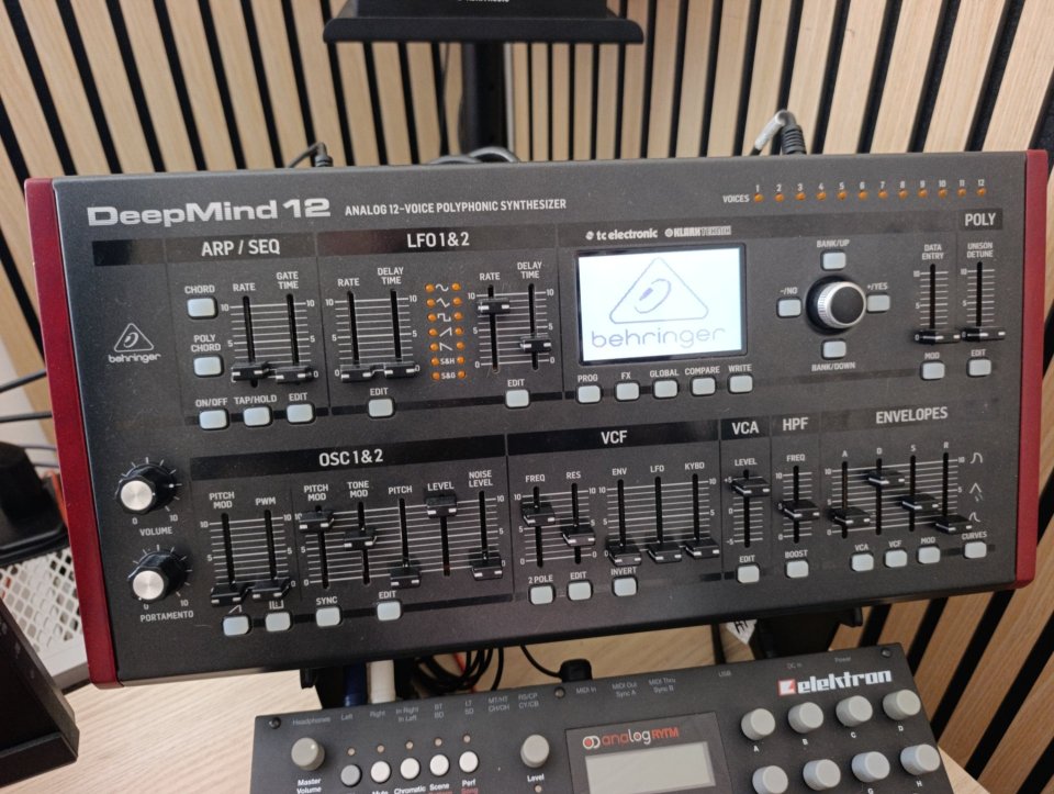 Behringer deepmind 12 Desktop de segunda mano · Foto 2 de 8 · Valencia · 450 €