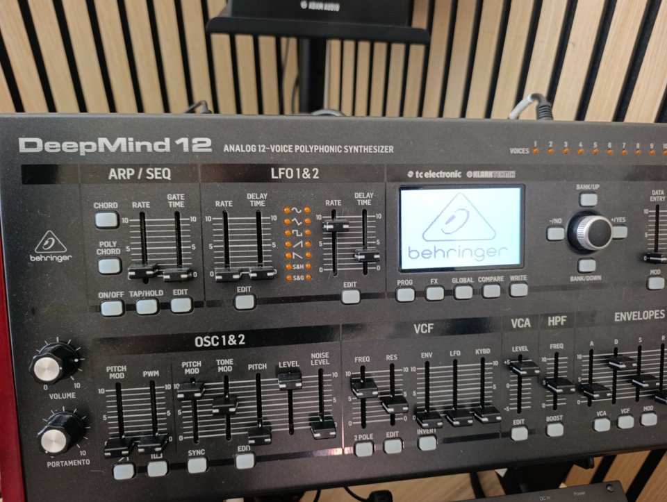 Behringer deepmind 12 Desktop de segunda mano · Foto 3 de 8 · Valencia · 450 €