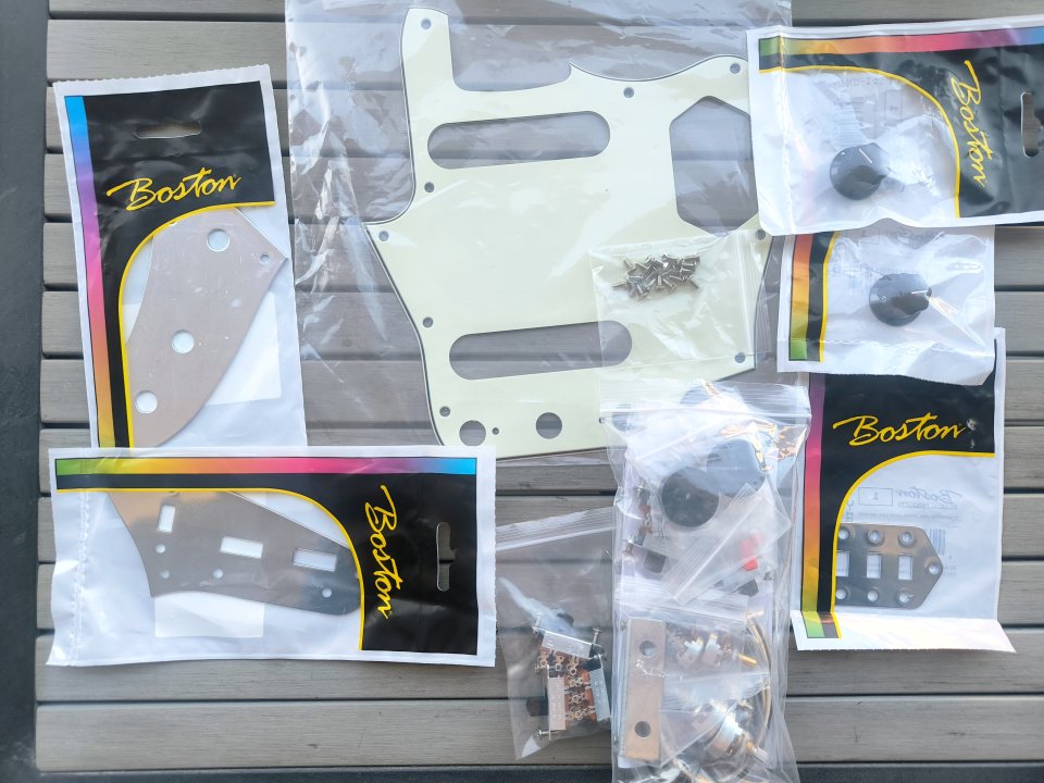 JAGUAR MIX: Pickguard, electrónica y hardware PVP150€ ¡NUEVO!
