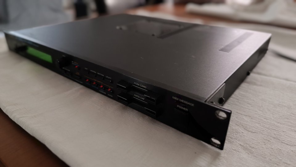 Roland JV-880 + SR-JV "Vintage Synth" expansion