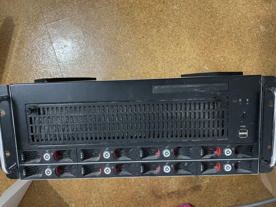 NAS Arraid de 40 Terabytes en 8 Discos Duros