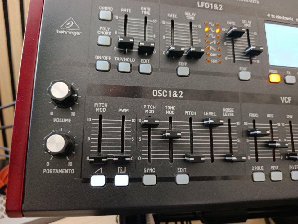 Behringer deepmind 12 Desktop de segunda mano · Foto 4 de 8 · Valencia · 450 €