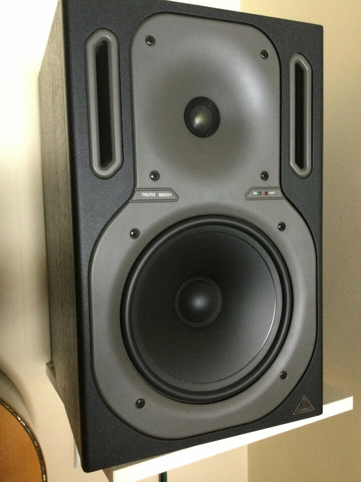 BEHRINGER TRUTH B2031