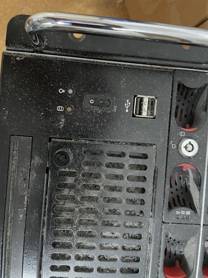 NAS Arraid de 40 Terabytes en 8 Discos Duros